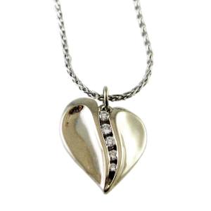 14k white gold heart with diamonds<span></span>