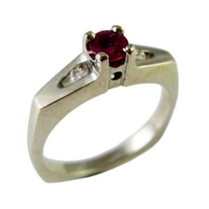 14k white gold with ruby<span>0.34ct ruby, 0.04ct tw diamonds</span>