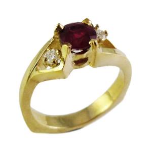 18k yellow gold, ruby and diamonds<span>0.81ct center</span>